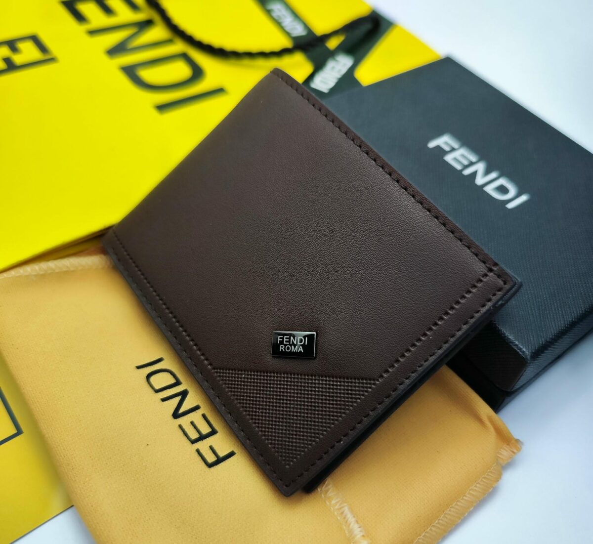 أبواك رجالي Fendi